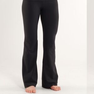 Lululemon flare low rise groove reverse to black quilting 4 31” Logo wide leg